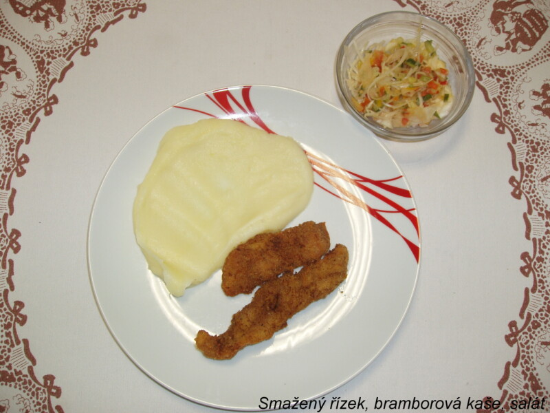 Smažený řízek, bramborová kaše, salát